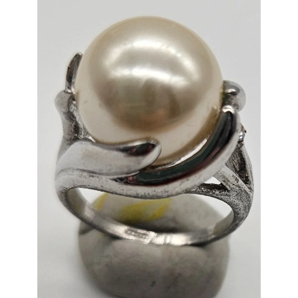 Vintage‎ Elegant Silver Tone Ring with Large Cream Pearl Statement Design